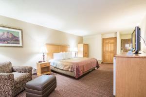 Кровать или кровати в номере Teton West Motel