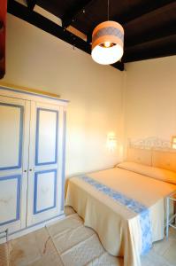 a bedroom with a bed in a room at Hotel Corsaro Nero in Portu Maga