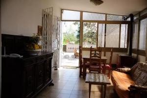 un soggiorno con divano e tavolo di Lemontree House Bacoli a Bacoli