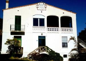 サン・フェリウ・デ・ギホルスにあるLa vinyaの看板が貼られた白い建物