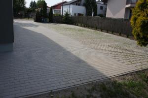 un trottoir en briques recouvert d'une ombre dans l'établissement Apartamenty z klimatem, à Poznań