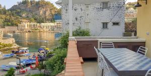 een balkon met uitzicht op een rivier en een gebouw bij Blue Bay Taormina in Taormina