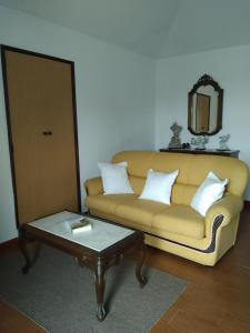 Residencial Retiro Sra. da Luz في بونتي دي ليما: غرفة معيشة مع أريكة وطاولة قهوة