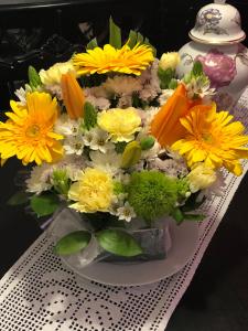 a bouquet of flowers on a plate on a table at Casa Vintage Guest House in Peniche