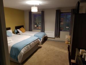 卡爾斯敦貝雷的住宿－Lynch's on the Pier，酒店客房设有两张床和窗户。