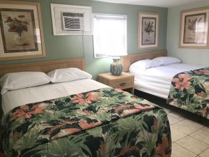 En eller flere senge i et værelse på Mallard Apartments
