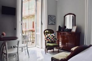 - une chambre avec un lit, une table et un miroir dans l'établissement Casa Cristina, à Casale Monferrato