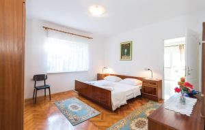 - une chambre avec un lit, une table et une chaise dans l'établissement Apartmani "PALMA", à Lun