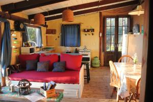 a living room with a red couch in a kitchen at Odisea in Villa Serrana