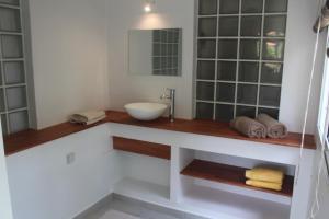サンタンヌにあるRésidence Bois Flottéのバスルーム(シンクと鏡付きのカウンター付)