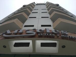 un edificio alto con un cartel encima en Angeles Suites & Hotel, en Veracruz