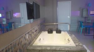 TV a/nebo společenská místnost v ubytování Motel Chalo + 23 fotografií