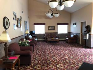 a large living room with couches and chairs at Lupine Inn in Red Lodge