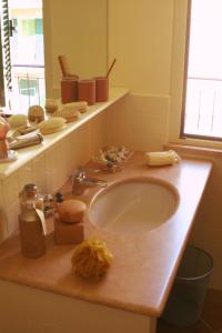 y baño con lavabo y espejo. en Residence Villa Firenze, en Alassio