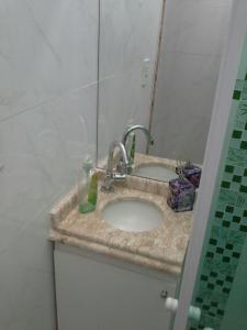 a bathroom with a sink and a mirror at Sobrado na Cidade de Socorro in Socorro