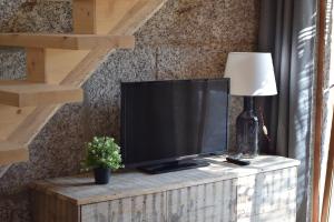 Uma TV ou centro de entretenimento em Villa Margaridi