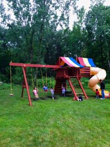 Ο χώρος παιχνιδιού για παιδιά στο Lyn Aire Motel - Lake George