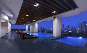 雅加達的住宿－雅加達克巴約藍尼奧酒店，一座享有城市美景的建筑中的游泳池