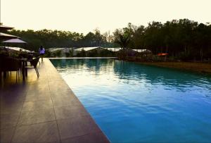 una gran piscina con una persona a su lado en Casitas de Victoria en Nasugbu