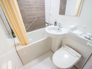 ein weißes Badezimmer mit Toilette und Waschbecken in der Unterkunft Hearton Hotel Shinsaibashi in Osaka