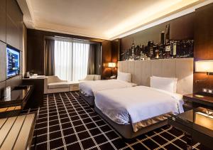 Letto o letti in una camera di Royal Century Hotel Shanghai