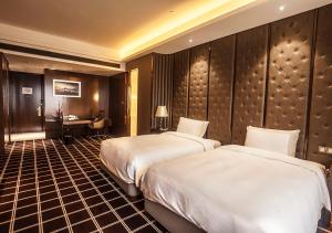 Letto o letti in una camera di Royal Century Hotel Shanghai