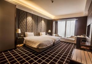 Letto o letti in una camera di Royal Century Hotel Shanghai
