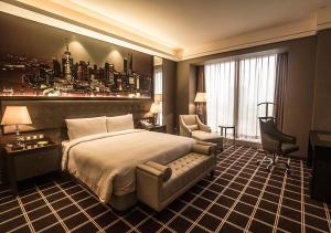 Letto o letti in una camera di Royal Century Hotel Shanghai