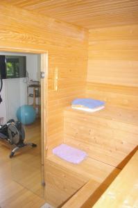 HrastenicaにあるVila Katarinaの木製の壁の客室で、ベッド2台が備わります。
