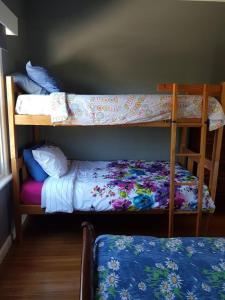1 dormitorio con 2 literas y 1 cama en Cottage on Main en Buchan