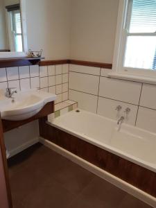 Ванна кімната в Cottage on Main