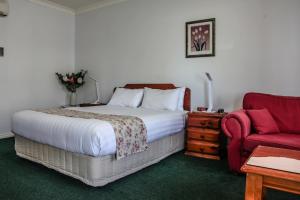 Кровать или кровати в номере Maynestay Motel