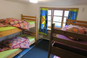 Zimmer mit 2 Etagenbetten und einem Fenster in der Unterkunft SnowBunnys BackPackers Hostel in Kitzbühel