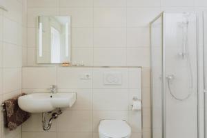 een badkamer met een wastafel, een toilet en een douche bij Gästehaus Hötzl in Galgweis +14 foto's