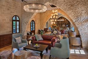 een woonkamer met een bank en stoelen bij The Setai Tel Aviv, a Member of the leading hotels of the world in Tel Aviv