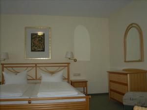 Postel nebo postele na pokoji v ubytování Hotel am Wariner See