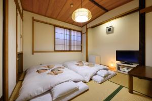 เตียงในห้องที่ Hotel Sakuranbo