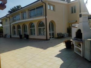 a large house with a pizza oven in front of it at Isola del Sole in Syracuse