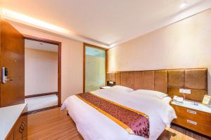 เตียงในห้องที่ Kaiserdom Hotel Baiyun Airport-24-hour Airport-Free shuttle bus