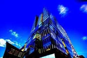 سويس أوتيل سراييفو في سراييفو: مبنى طويل وبه نوافذ زجاجية مقابل السماء الزرقاء