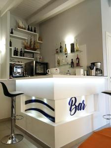 un bar con un mostrador blanco en la cocina en Residenza La Torre, en Tropea