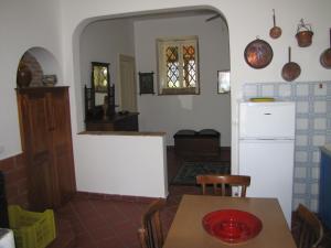 A kitchen or kitchenette at Etna B&B La casa di Pippinitto
