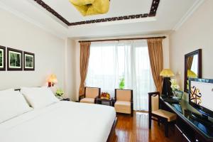 Habitación de hotel con cama y TV en Cherish Hue Hotel en Hue