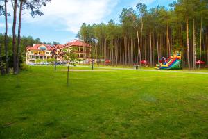 un parque con un parque infantil con un tobogán colorido en Hotel Drohicki, en Drohiczyn