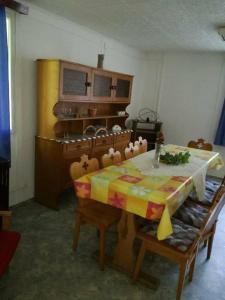 バラトンケネシェにあるPart-Lak Faházのテーブル、椅子、テーブルクロス付きのキッチンが備わります。