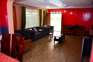 Serian Vacation House的休息区