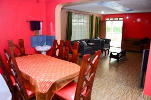 NarokSerian Vacation House的带桌子的客厅和餐厅