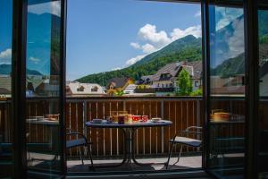 een tafel op een balkon met uitzicht op een berg bij Apartma Planika in Kranjska Gora
