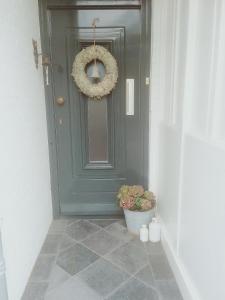 a green door with a potted plant in front of it at Bed & breakfast Yerseke in Yerseke