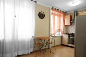 モスクワにあるBarclay Apartmentのキッチン(テーブル、椅子付)、窓